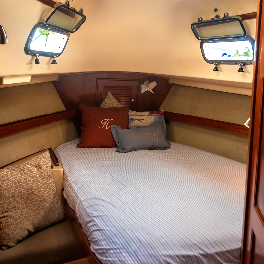 ISLAND PACKET CAMAROTE PROA.