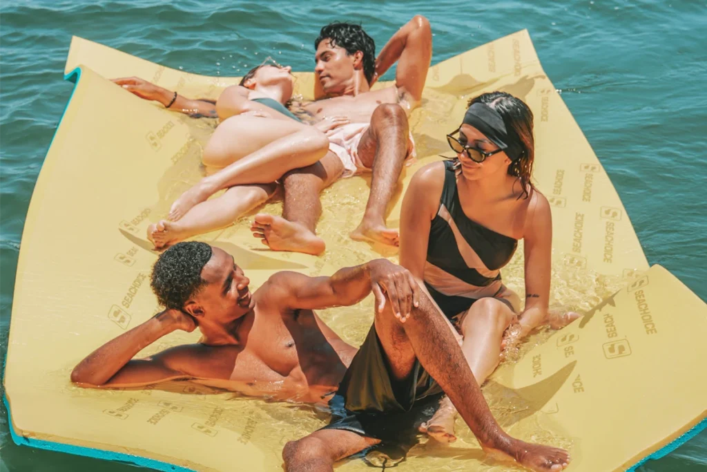 Grupo de amigos disfrutando de un paseo en yate con Compas Sailing en Progreso, Yucatán.