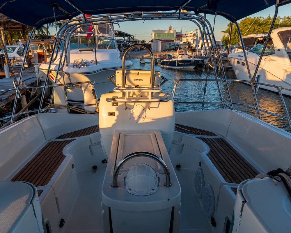 SAILBOAT BENETEAU COCKPIT.
