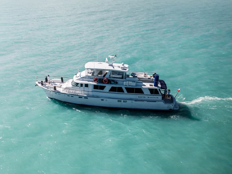 Disfruta la renta del yate Contoy 77 en Progreso, Yucatán. Vive una experiencia privada en el mar con Compas Sailing. ¡Reserva tu paseo!