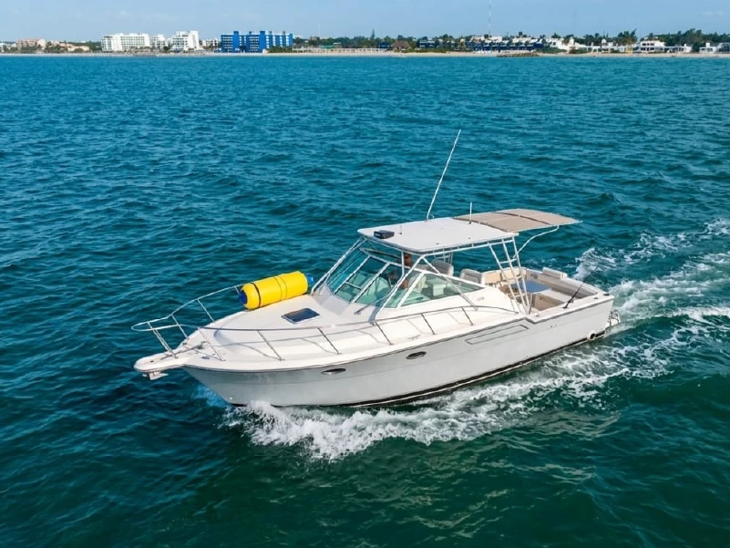 Disfruta la renta del yate Tiara 38 en Progreso, Yucatán. Vive una experiencia privada en el mar con Compas Sailing. ¡Reserva tu paseo!